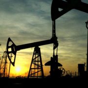 Utang Ladang Minyak Laku Seperti Minyak Mentah Masih di $ 100 / bbl