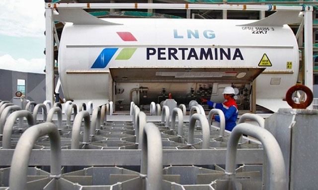 Petugas Pertagas Niaga mengecek suplai LNG untuk dialirkan ke Balcony Mall Balikpapan, Kalimantan Timur, Jumat (15/4). Penjualan LNG melalui truk oleh Pertagas Niaga adalah terobosan pertama kali di Indonesia. Tahun ini, Pertagas Niaga berencana menyuplai LNG di wilayah bagian Sumatera Utara. KONTAN/Fransiskus Simbolon/15/04/2016