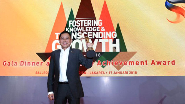 Menteri ESDM Dianugerahi Life Achievement Award UI