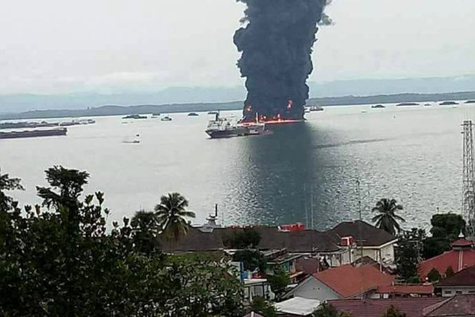 pertamina atasi kebakaran di teluk balikpapan