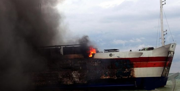 Sedang Berlabuh di Dermaga, Kapal Tanker Pertamina Terbakar
