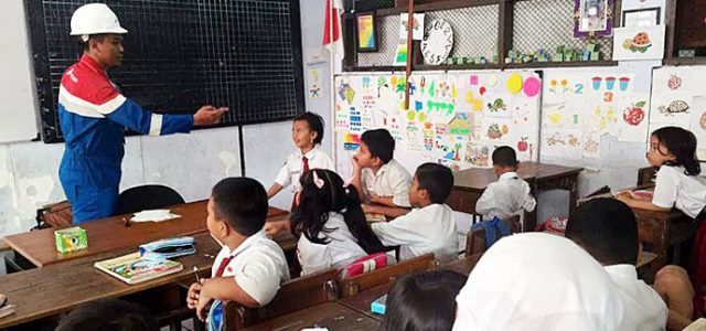Pekerja Pertamina Berbagi Pengetahuan Bersama Murid Sekolah Dasar