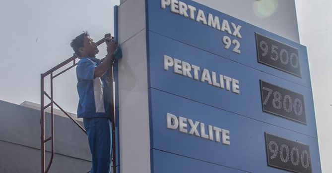 Pengamat Sebut Harga BBM Nonsubsidi Wajar Disesuaikan