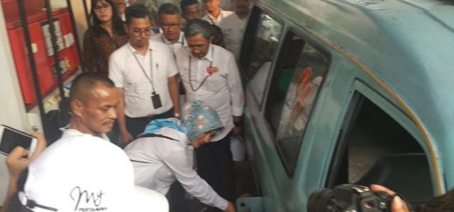 Dirut Pertamina Sapa & Layani Pelanggan di SPBU