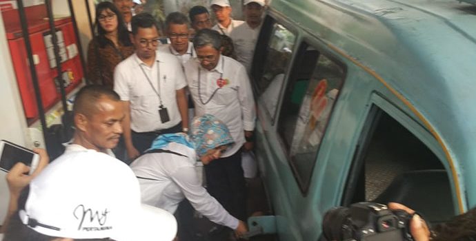 Dirut Pertamina Sapa & Layani Pelanggan di SPBU