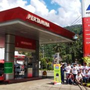 Tingkatkan Penggunaan MyPertamina, Pekerja Pertamina MOR VIII Sapa Pelanggan di SPBU