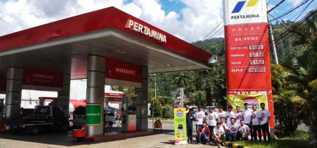 Tingkatkan Penggunaan MyPertamina, Pekerja Pertamina MOR VIII Sapa Pelanggan di SPBU