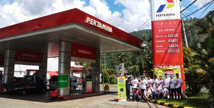 Tingkatkan Penggunaan MyPertamina, Pekerja Pertamina MOR VIII Sapa Pelanggan di SPBU