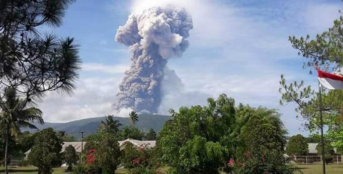 Gunung Soputan Erupsi