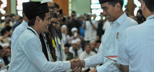 Jokowi Serahkan Sertifikat Sambungan Listrik di Bekasi