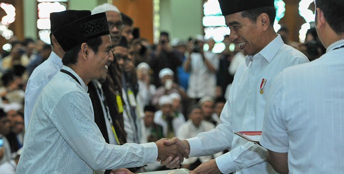 Jokowi Serahkan Sertifikat Sambungan Listrik di Bekasi