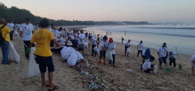 Pertamina dan FSPPB Gelar Aksi Bersih Pantai