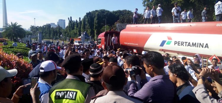 Sejumlah Pembajak Bawa Kabur Dua Mobil Tangki Pertamina ke Istana