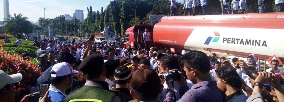 Sejumlah Pembajak Bawa Kabur Dua Mobil Tangki Pertamina ke Istana