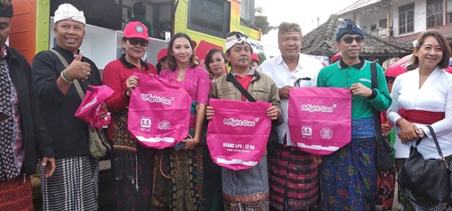 Sambut Hari Bumi, Pertamina Bagikan Tas Ramah Lingkungan di Bali