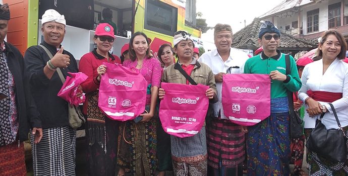 Sambut Hari Bumi, Pertamina Bagikan Tas Ramah Lingkungan di Bali