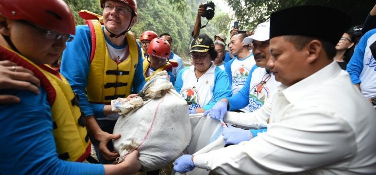 PLN Group Dukung Kegiatan Bebersih Ciliwung Pecahkan Rekor MURI