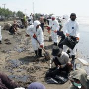 Linmas Bantu Proses Pembersihan Tumpahan Minyak Pertamina