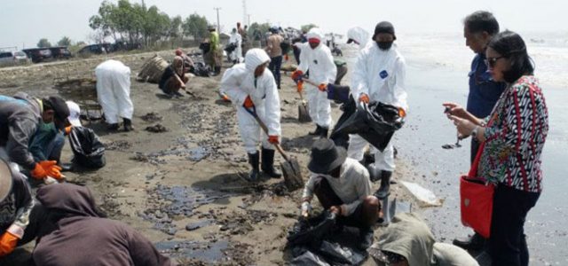 Linmas Bantu Proses Pembersihan Tumpahan Minyak Pertamina
