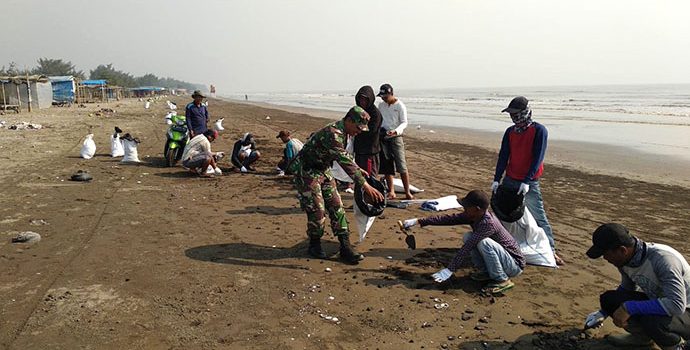 Ratusan Personil TNI Bantu Pemulihan Pesisir Karawang