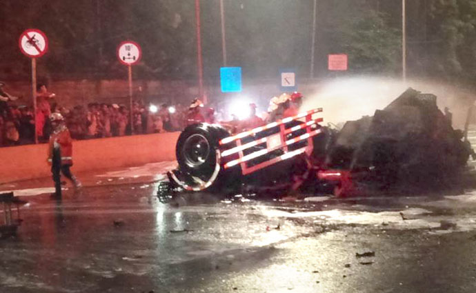 truk tangki pertamina dikalap api tiga tewas