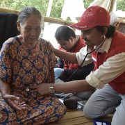 Layani Kesehatan Masyarakat Terdampak, Tim Medis  Keliling Karawang – Bekasi