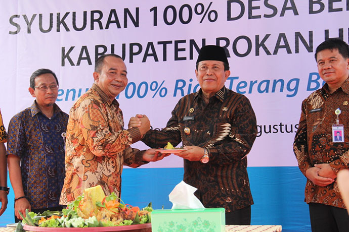 100% desa di kabupaten rokan hulu berlistrik