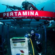 Peringati HUT ke-74 RI, Pertamina Adakan Upacara Bendera Bawah Laut di Ternate