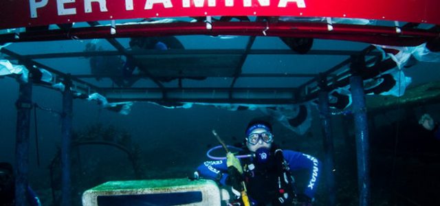 Peringati HUT ke-74 RI, Pertamina Adakan Upacara Bendera Bawah Laut di Ternate