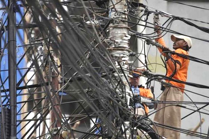 bayar kompensasi rp 839 miliar pln pangkas gaji direksi dan pegawai