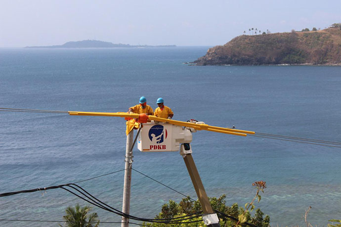 pln terus terangi daerah 3t