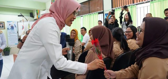 Senyum Pelanggan PLN di Hari Pelanggan Nasional