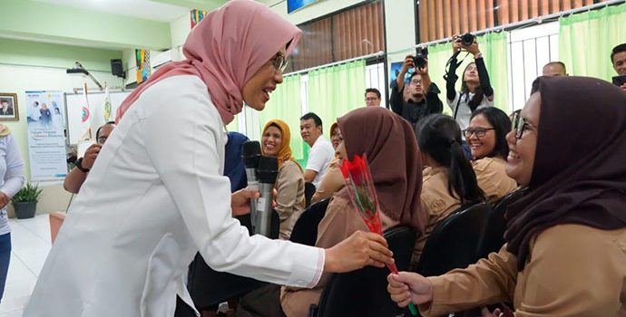 Senyum Pelanggan PLN di Hari Pelanggan Nasional