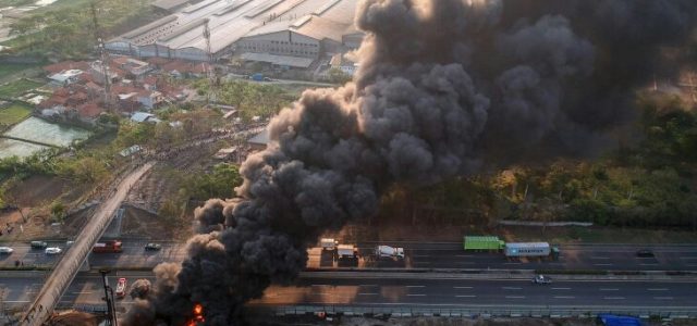 Pertamina Masih Upayakan Pembersihan Lokasi Kebakaran di Ruas Tol Cimahi