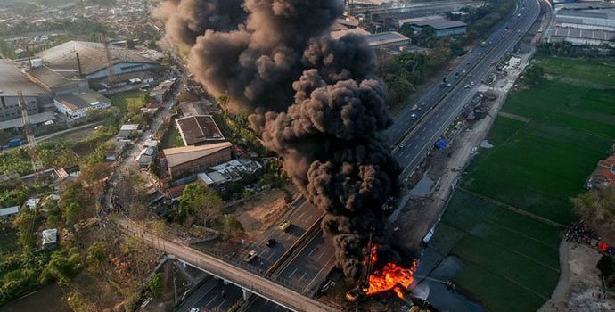 Ekonom: KCiC Harus Bertanggung Jawab Penuh atas Kebakaran Pipa BBM