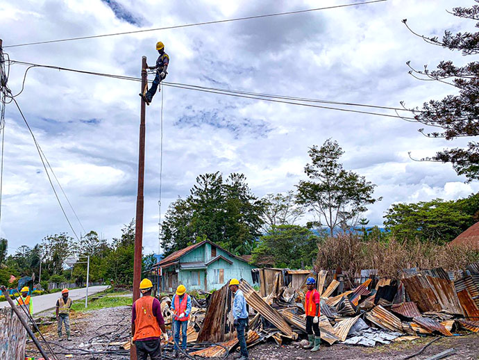 wujudkan papua terang, pln terus tingkatkan kinerja