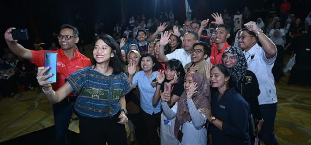 Dian Sastro dan Angkie Yudistia Semangati Pekerja Pertamina Jadi Relawan