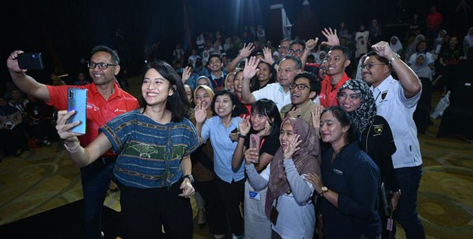 Dian Sastro dan Angkie Yudistia Semangati Pekerja Pertamina Jadi Relawan
