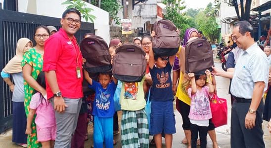Pasca Banjir, Pertamina Foundation Beri Bantuan Perlengkapan Sekolah, dan Makanan Sehat