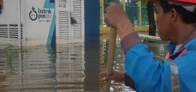PLN Terus Nyalakan Gardu Distribusi Terdampak Banjir yang Dinyatakan Aman