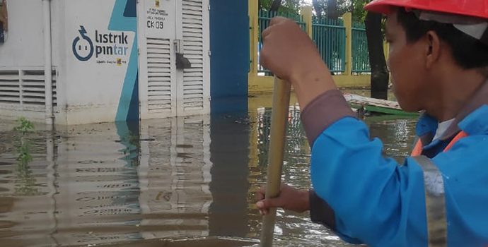 PLN Terus Nyalakan Gardu Distribusi Terdampak Banjir yang Dinyatakan Aman