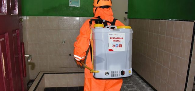 Pertamina RU II Semprot Disinfektan Rumah Ibadah dan Fasilitas Umum
