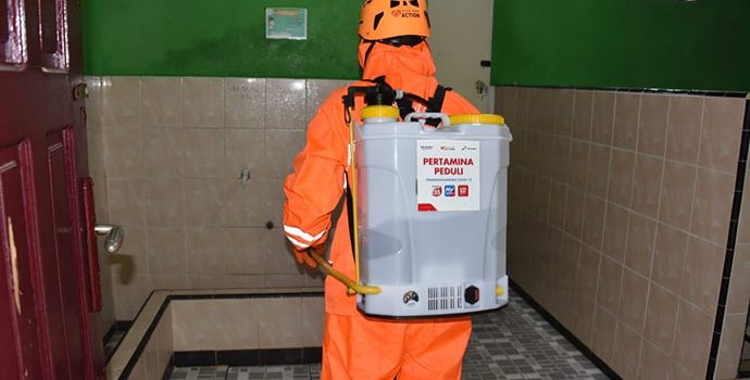 Pertamina RU II Semprot Disinfektan Rumah Ibadah dan Fasilitas Umum