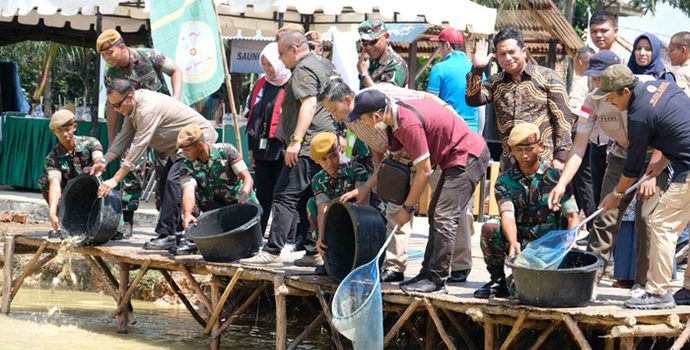 Pertamina RU III Plaju Bersama Batalyon Arhanud 12/SPB Lakukan Panen Perdana Hasil Program CSR