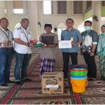 pep sangasanga field bagikan alat kebersihan untuk tempat ibadah