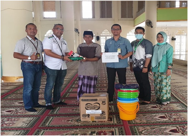 pep sangasanga field bagikan alat kebersihan untuk tempat ibadah