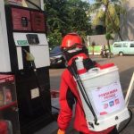 pertamina semprot disinfektan ke 100 spbu di jakarta