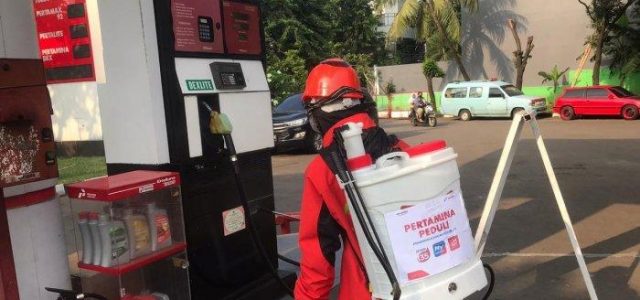 Cegah COVID-19, Pertamina Semprot Disinfektan Ke 100 SPBU Di Jakarta