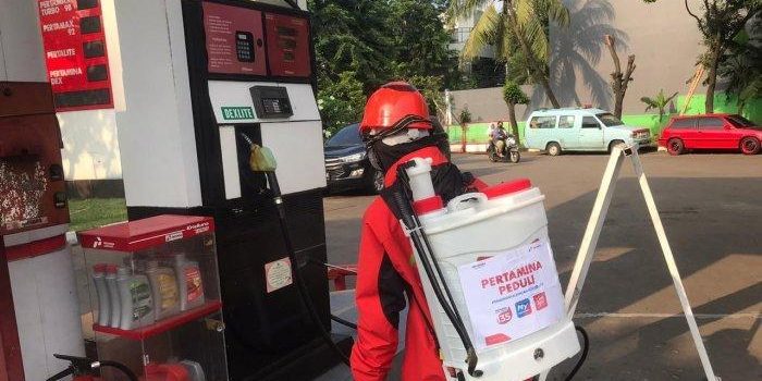 Cegah COVID-19, Pertamina Semprot Disinfektan Ke 100 SPBU Di Jakarta
