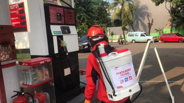 pertamina semprot disinfektan ke 100 spbu di jakarta